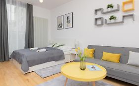 Warsaw Wola Apartment Near Nocny Market By Noclegi Renters